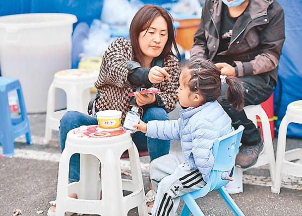 四川地震災區將作疫情管控，圖為安置點用膳的孩童。