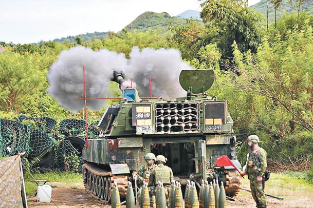 台軍發射M109A2自走炮。