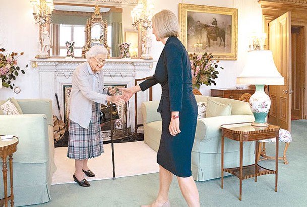 英女王（左）接見新首相卓慧思（右）。