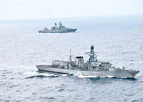 俄3艦艇逼近領海  英艦接力監視