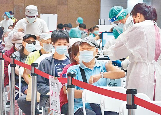台灣長者趕緊接種新冠疫苗。（中時電子報圖片）