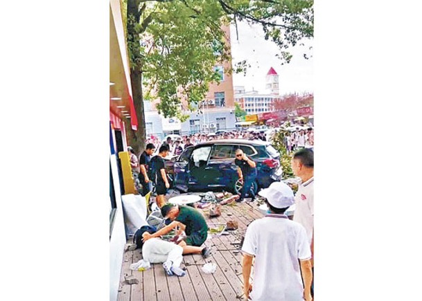 湖南女教師  駕車校內撞傷兩人