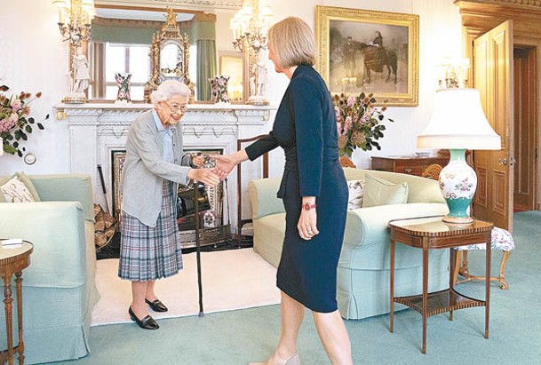 英女王（左）生前最後一次亮相，任命卓慧思（右）為英國首相。