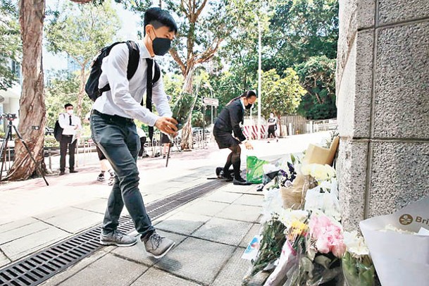 香港市民在英國駐港總領事館前獻花。（朱偉坤攝）