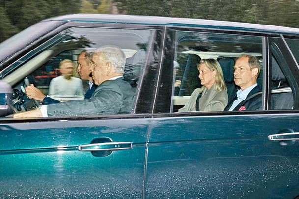 威廉駕車前往巴爾莫勒爾堡，叔父安德魯、愛德華分別坐在副駕駛座及後座。（Getty Images圖片）