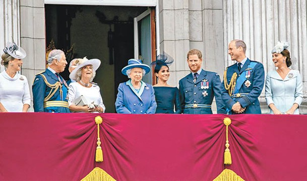 英女王（左四）離世時，眾多兒孫未能趕往見最後一面。（Getty Images圖片）