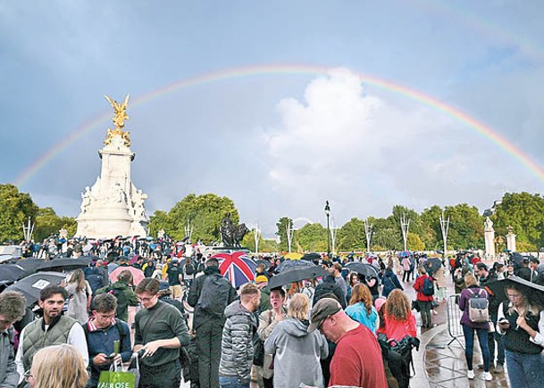 倫敦出現雨後彩虹，民眾高唱《天佑女王》。