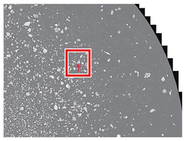 研究團隊在月球樣本顆粒中分離並發現嫦娥石（紅框）。