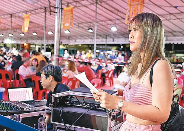 23歲新加坡女承父業  歌台融入流行曲闢客源