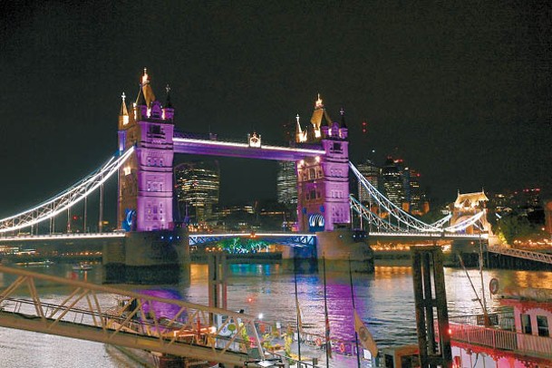 倫敦塔橋亮起紫色燈光悼念英女王。