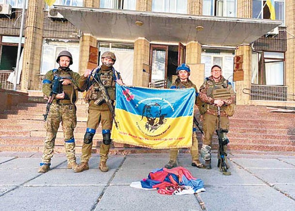 烏軍士兵在哈爾科夫州展示國旗。