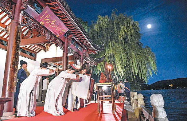 杭州西湖西溪景區上演拜月儀式。