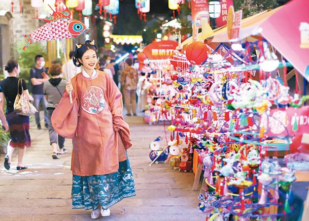有穿古服的市民遊南京燈市。（中新社圖片）