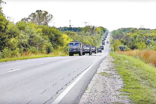 俄軍發布車隊早前前往哈爾科夫州圖片。