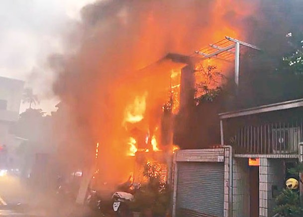 台南民宅奪命火，現場冒出大量濃煙。