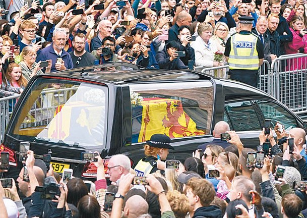愛丁堡民眾夾道送別英女王靈柩。（Getty Images圖片）
