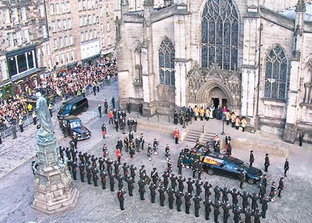 英女王靈柩運抵聖吉爾斯大教堂。
