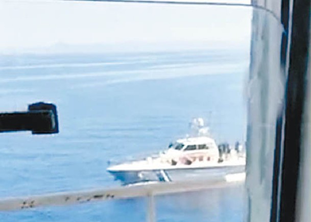 希臘海岸警衞隊向貨船開火。