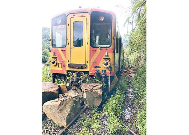 平溪線列車服務因落石而中斷。（中時電子報圖片）