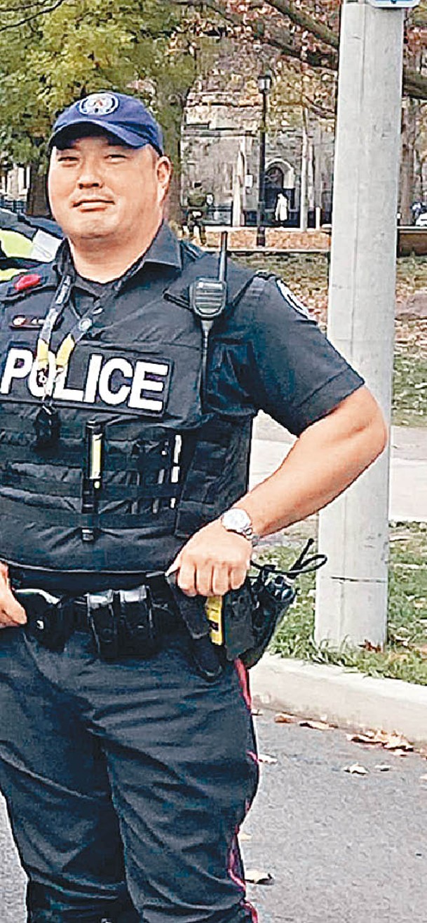 交通警員安德魯‧洪疑遭伏擊中槍身亡。