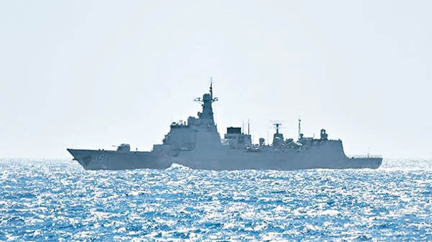 中國鄭州號駛近日本。