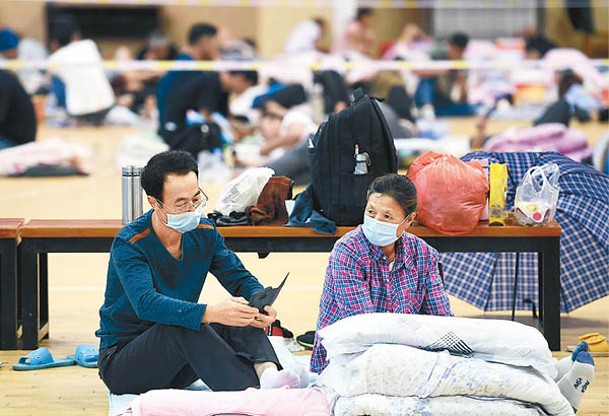 浙江省舟山市務工人員在安置點內休息。（中新社圖片）