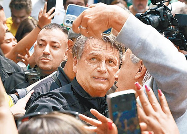 博爾索納羅稱連任失敗就退出政壇。