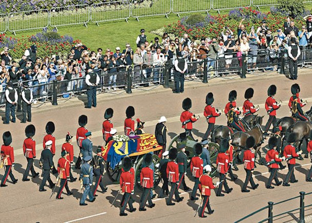 民眾夾道送別英女王。（Getty Images圖片）