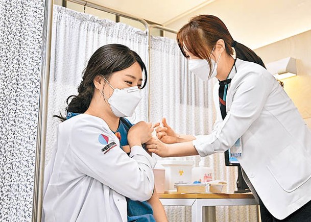 首爾醫護接種疫苗。（Getty Images圖片）