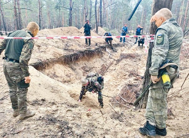 亂葬崗埋葬死於俄軍空襲的平民。