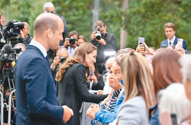 威廉伉儷與群眾交談。（Getty Images圖片）