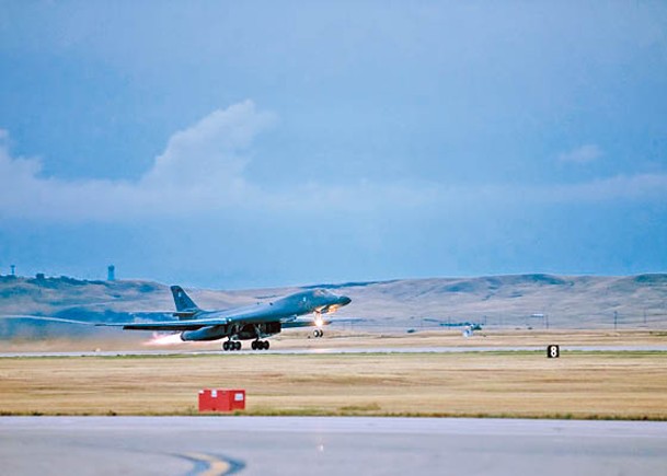 B1B超音速轟炸機從埃爾斯沃思空軍基地起飛。