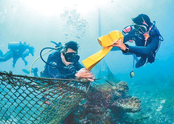 潛水義工進行水下廢棄魚網清除作業。