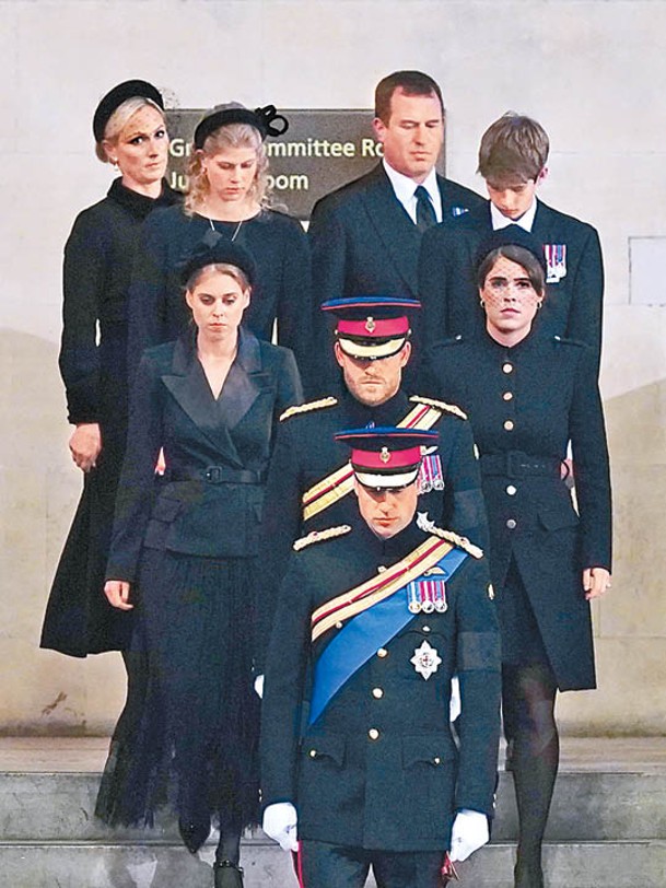 威廉（前一）及哈利（前二）與其他王室成員參與儀式。（Getty Images圖片）