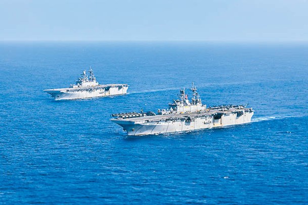 的黎波里號（右）與美利堅號（左）編隊航行。