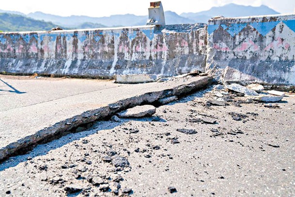 台東縣鹿野鄉寶華橋因地震嚴重移位。