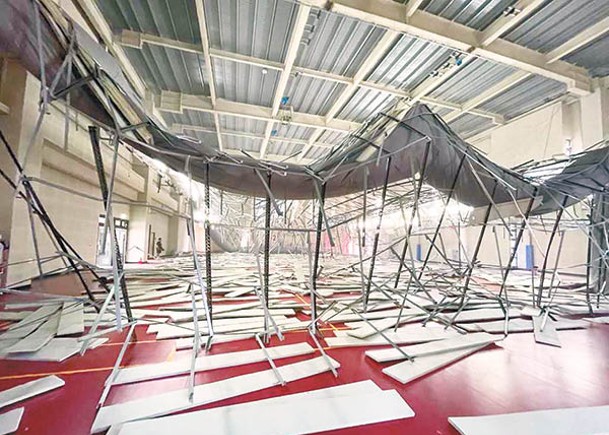 桃園市八德國民運動中心羽球館天花板因地震塌下。