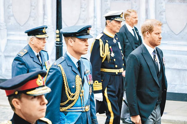 哈利王子（右一）穿上西裝，威廉王子（右四）身穿軍服。