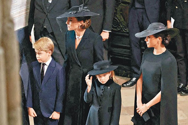 喬治王子（左一）與夏洛特公主（左三）出席國葬。
