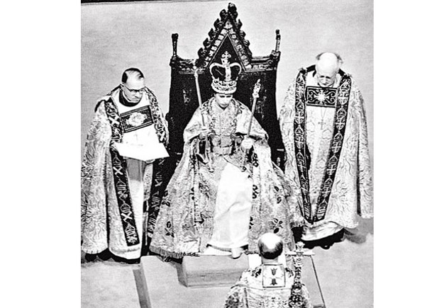 英女王（中）在西敏寺加冕。（黑白圖片）