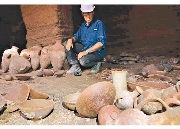 考古人員在墓穴內出土大量陶器。
