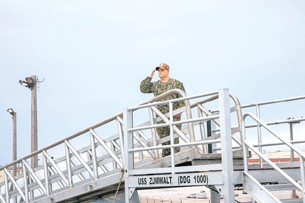 朱姆沃爾特號到訪關島海軍基地。