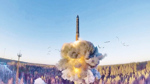 普京揚言不排除會動用核武。圖為俄軍演習。