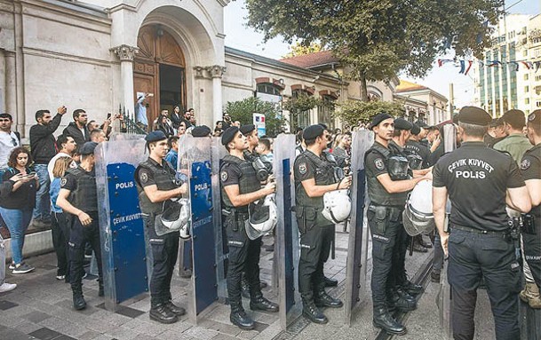 土耳其警方在伊斯坦布爾布防阻止示威者。（Getty Images圖片）