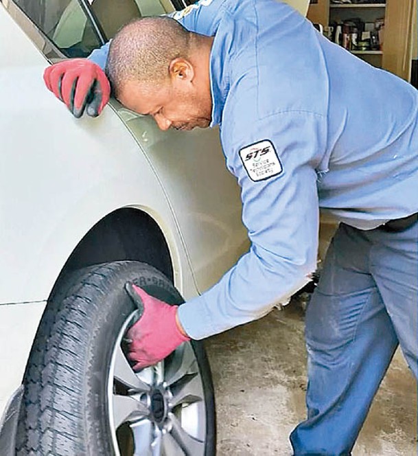 阿蘭比曾任修車技師。