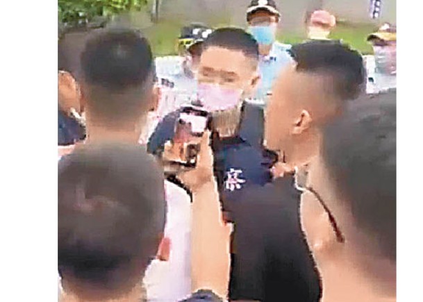 燒炮仗接監與警推撞  台南拘逾10人