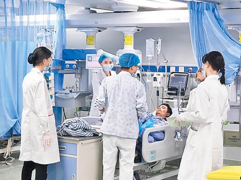 甘宇在醫院接受檢查救治。