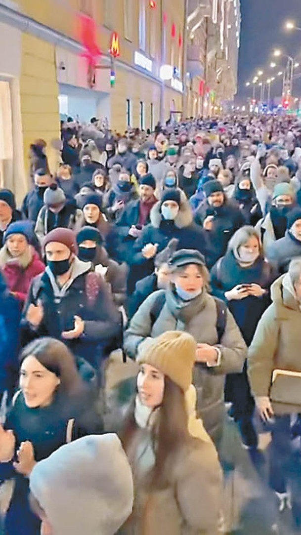示威者在莫斯科遊行反對動員。