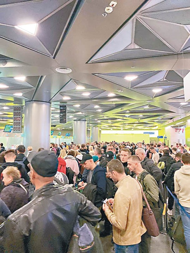 莫斯科伏努科沃國際機場人頭湧湧。