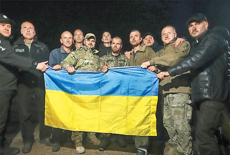 獲釋的烏克蘭戰俘展示國旗。